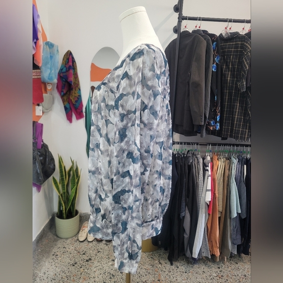 RW&CO Women's Blue and Gray Patterned Top - Picture 5 of 7